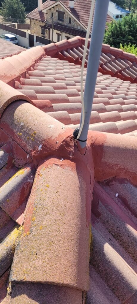 Tejado con tejas rojas en Alcala Henares, mostrando detalles de instalación profesional y acabado de calidad realizado por Tejados Alcala Henares.